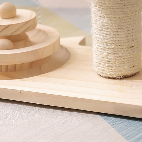 Katzenspielbaum mit Spielzeug